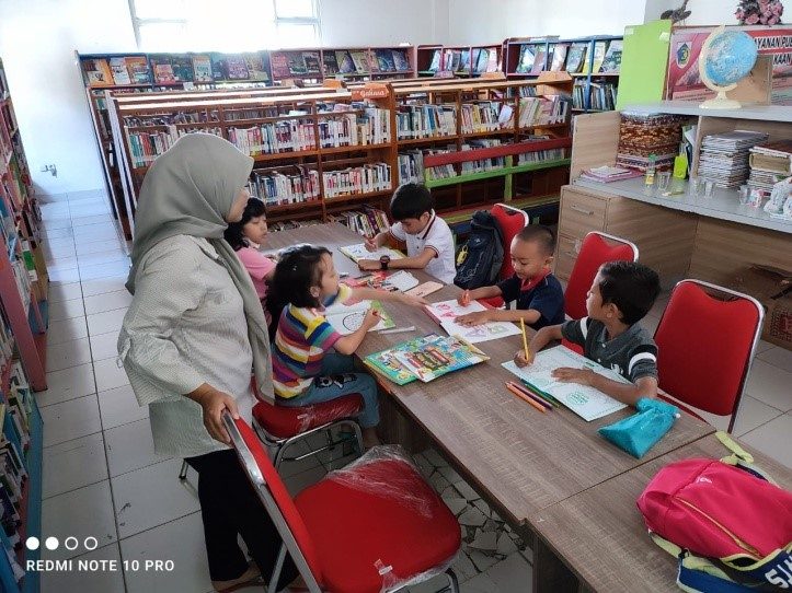 Libur Sekolah, Perpustakaan jemput bola memanfaatkan masa liburan anak dengan menggelar kegiatan mewarnai gambar berhadia di Perpustakaan