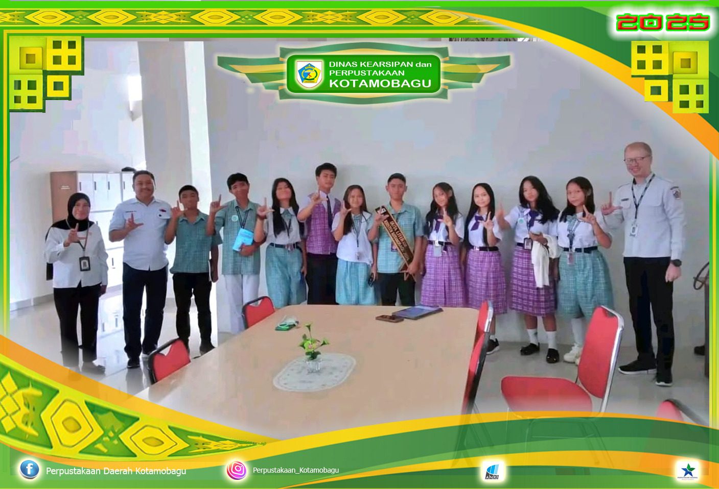 Wisata Literasi siswa - siswi SMK Kristen Kotamobagu di Perpustakaan Daerah
