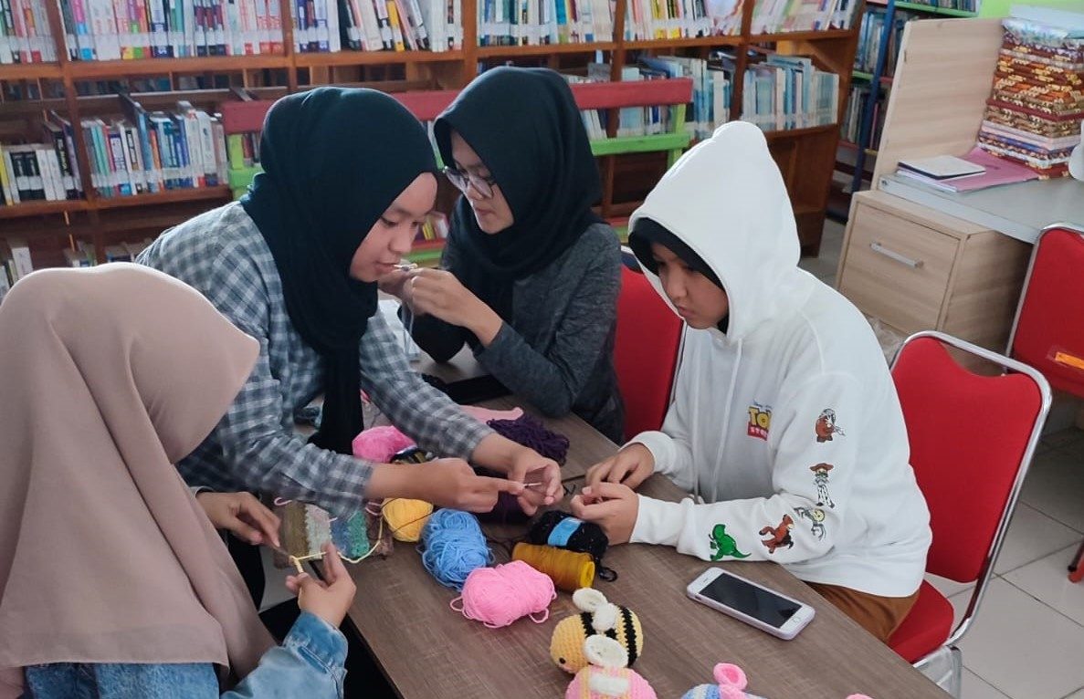 Program Transformasi Perpustakaan Berbasis Inklusi Sosial (TP-BIS) Perpustakaan Daerah Kotamobagu sekarang jadi tempat masyarakat melatih keterampilan membuat kerajinan tangan